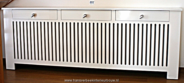 008 radiatorombouw met warme sjaal- en en handschoenladen.jpg